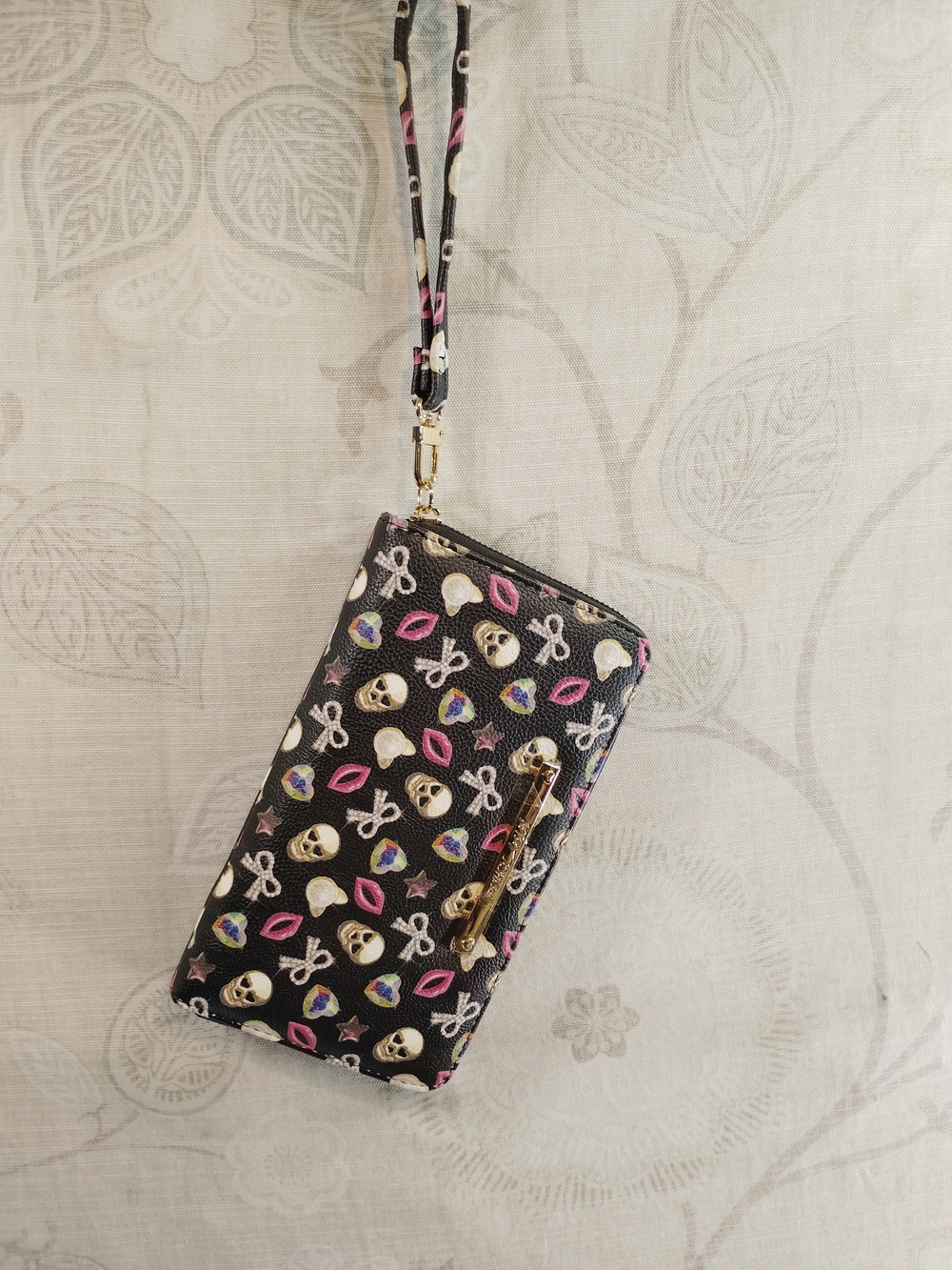 Betsey Johnson Black Wristlet Clutch w/Pink, White  Skull ,Kiss & Bow Accents
